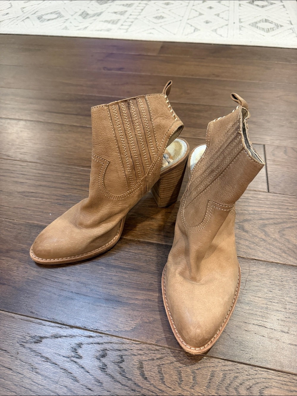 DOLCE VITA Jasper Brown Leather Western Ankle Booties Size 8? - C61-043